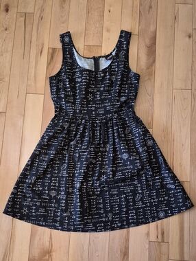 Retrolicious Women's Size Medium Black & White Science/Math Formula Print Dress